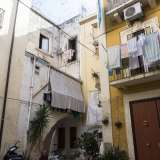 Qui tra tende da sole e biancheria messa ad asciugare notiamo un fregio con mascherone sulla finestra di un palazzo ocra, mentre solo uno "slalom" tra le piante permette di passar sotto l'arco rampante posto all'ingresso di una delle casette